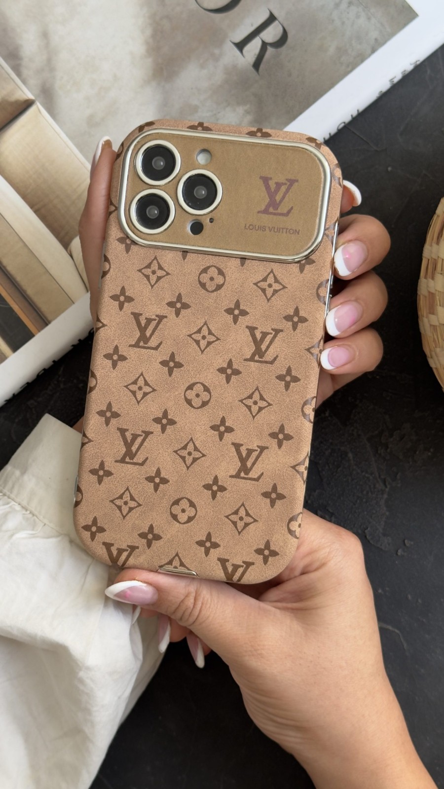 قاب موبایل آیفون لویی ویتون مخملی فونتی قهوه ای