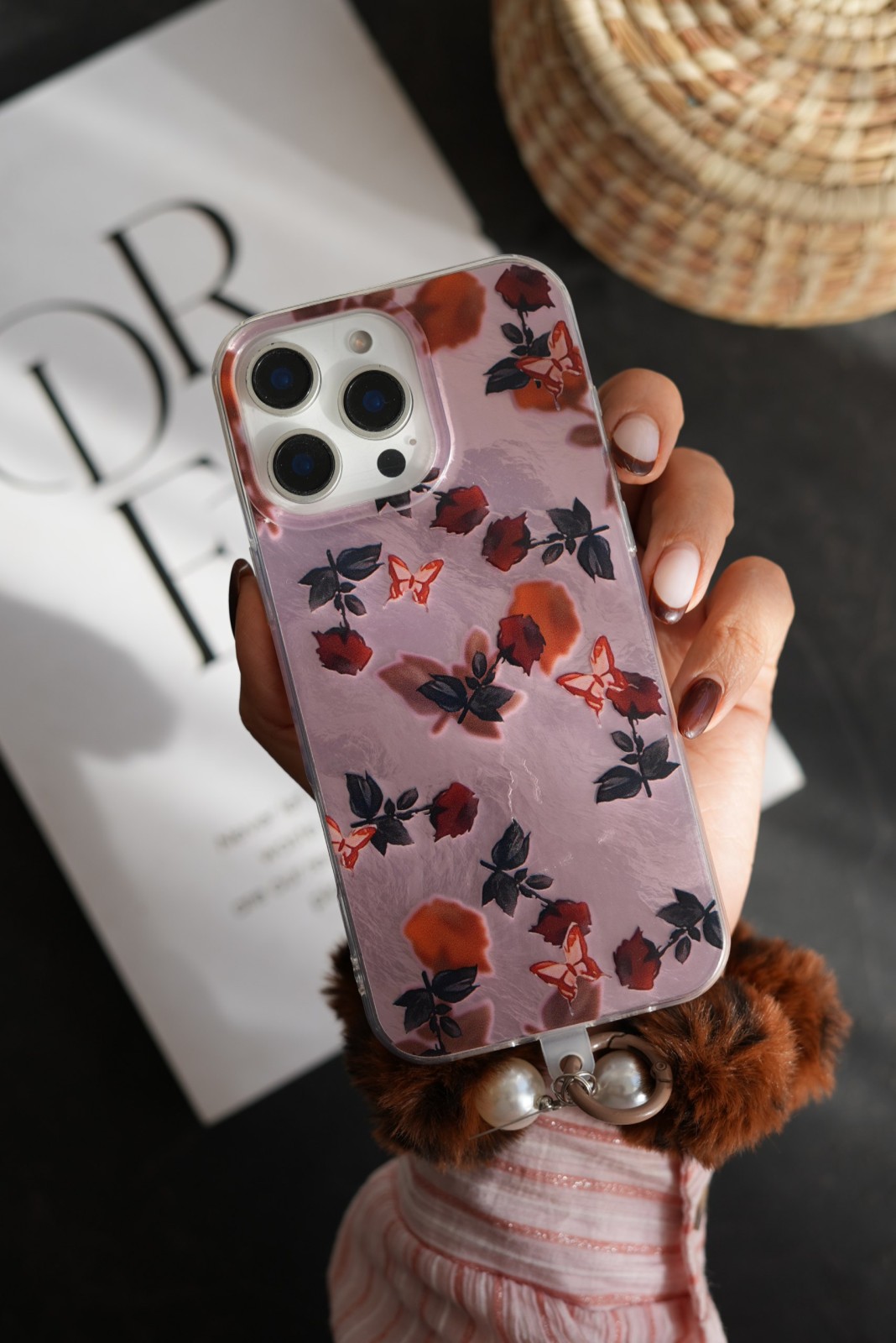 قاب موبایل آیفون دم روباهی پروانه گل سرخ + بندست پشمی